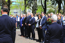 904190 Afbeelding van de aanwezigen bij de kranslegging bij het monument voor tijdens de oorlog gevallen ...